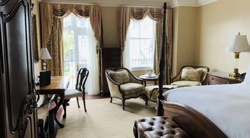Market Pavilion Hotel Charleston, SC room interior